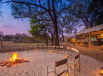 Kwara Camp: Boma Abendstimmung Kwara Camp: Boma Abendstimmung
