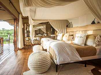 Legendary Mwiba Lodge: Doppelbett und Veranda Legendary Mwiba Lodge: Doppelbett und Veranda