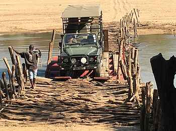 North Luangwa River Lodge and Camp: Pontonbrücke North Luangwa River Lodge and Camp: Pontonbrücke
