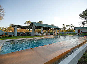 Notten's Bush Camp: Hauptpool mit 20 Metern Notten's Bush Camp: Hauptpool mit 20 Metern