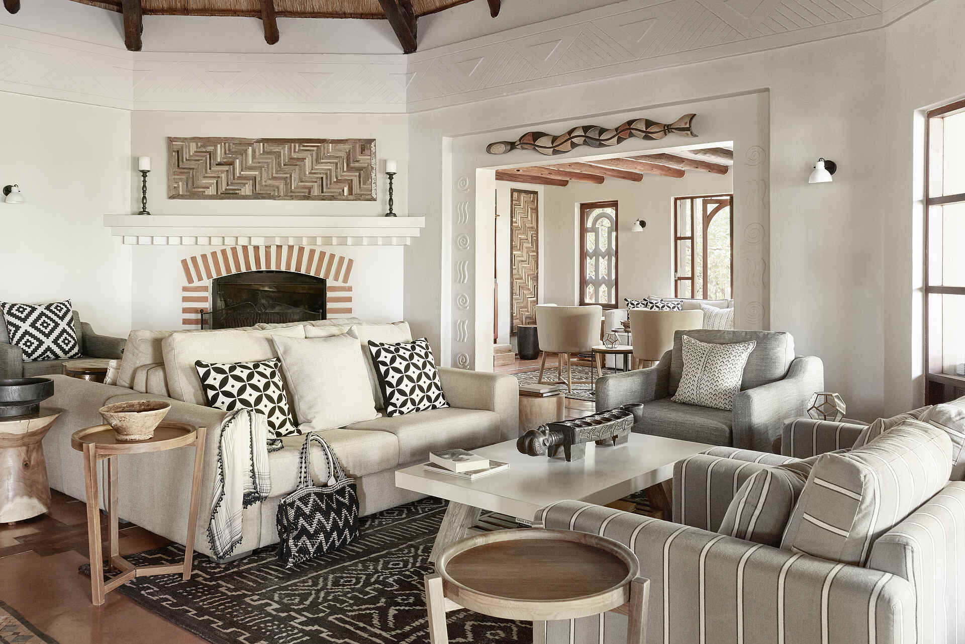 Bücher, Holzbalken, Kamin, Lampen, Ornamente, Sofasitze, Teppichläufer, Tische, Afrikarma, Afrikarma Safaris, Afrikarma Safaris - Wildnis. Hautnah., Afrikarma.de, Sanctuary Chobe Chilwero