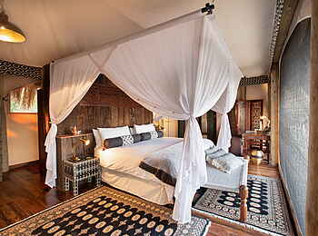 Selinda Suite: Doppelbett, Teppiche und Moskitonetz