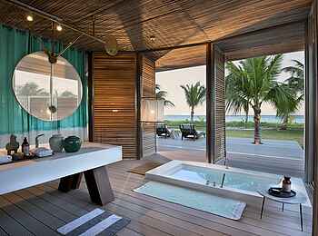 Time + Tide Miavana: Gästebad mit eingelassener Wanne