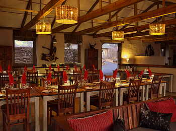Chobe Elephant Camp: Abend im Speisesaal Chobe Elephant Camp: Abend im Speisesaal