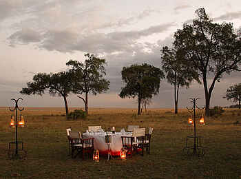 Governors' Camp: Abendstimmung beim Dinner Governors' Camp: Abendstimmung beim Dinner