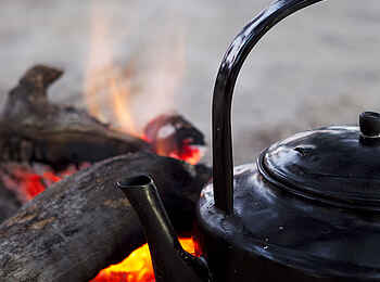 Lagoon Camp: Wasserkessel auf dem Feuer Lagoon Camp: Wasserkessel auf dem Feuer