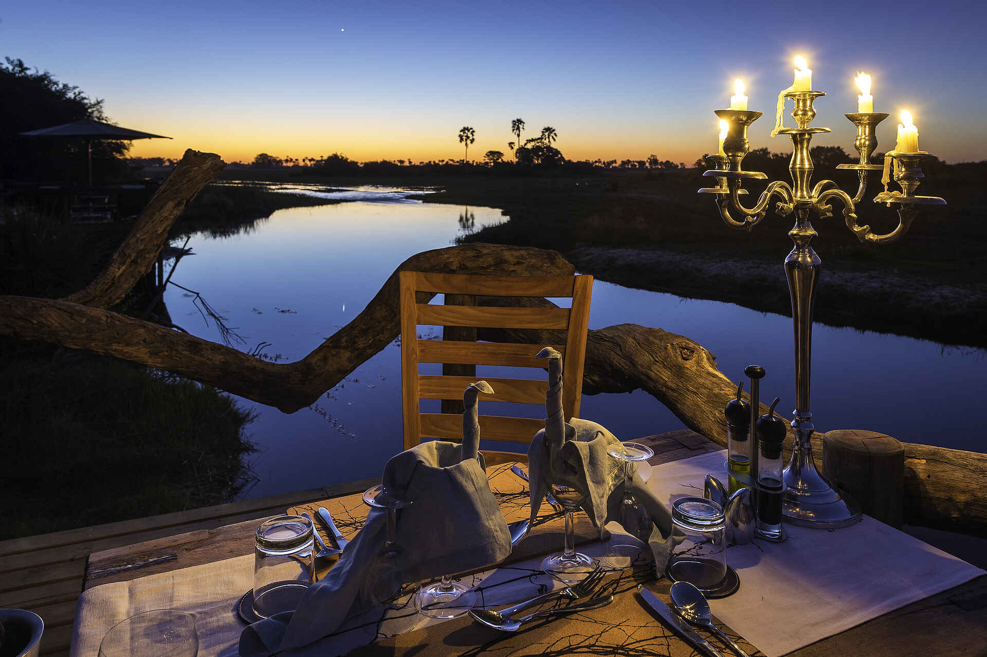 Hunda Island, Leoparden, Little Tubu, NG 25, Okavango-Delta, Wilderness Safaris, Xene River, Abendessen, Dinner, Kanal, Kerzenlicht, Sonnendeck, Afrikarma, Afrikarma Safaris, Afrikarma.de