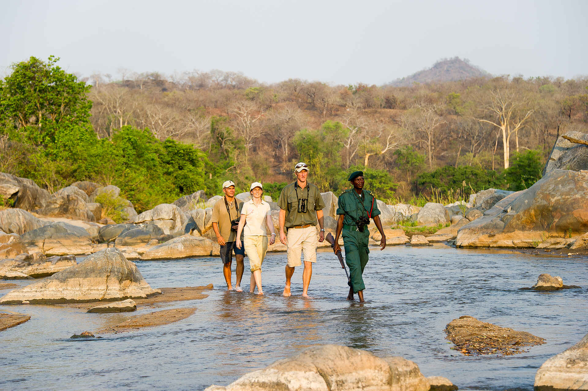 Mkulumadzi Lodge: Waten durch den Fluss