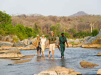 Mkulumadzi Lodge: Waten durch den Fluss