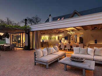 Mont Rochelle Hotel and Vineyard: Manor House Veranda am Abend