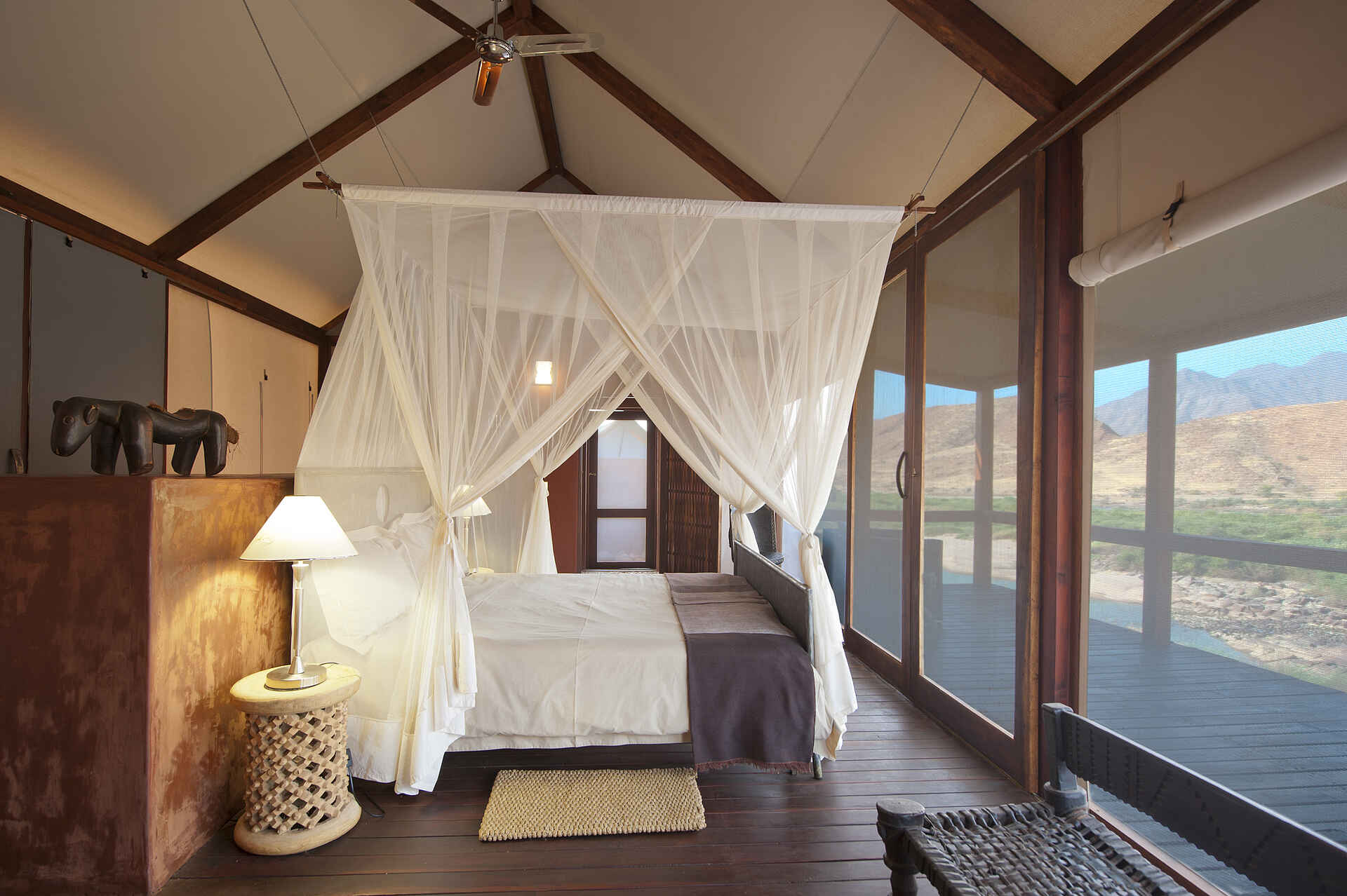 Africa, Marienfluss, River Camp, lodge, Abgeschiedenheit, afrikarma, afrikarma.de, buchen, Damaraland, Entspannung, Erholung, Fly In, Himba, Himba Dorf, Himba-Stamm, Information, Kultur, Kunene, Kunene Region, Kunene River, Marienfluss Region, Namibe, Namibia, Nordnamibia, Nordwestnamibia, Okahirongo, Okahirongo Lodges and Camps, Okahirongo River Camp, Otupambua, Otupambua Stromschnellen, Privatsphäre, Reise, Reisen, Reiseveranstalter, Ruhe, Safari, südliches Afrika, Urlaub, www.afrikarma.de, Bett, Doppelbett, Einrichtung, Gästegebäude, Gästezelt, Guest Buildings, Himmelbett, Interieur