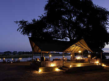 Old Mondoro Camp: Zentralbereich am Abend