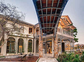 Palm River Hotel: Unter der Brücke Palm River Hotel: Unter der Brücke