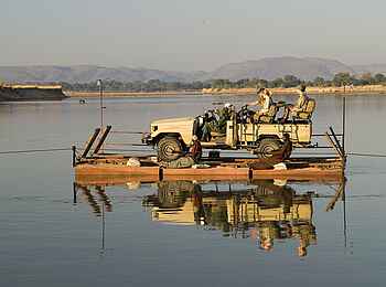 Robin Pope Safaris: Pontonfähre bei Nkwali