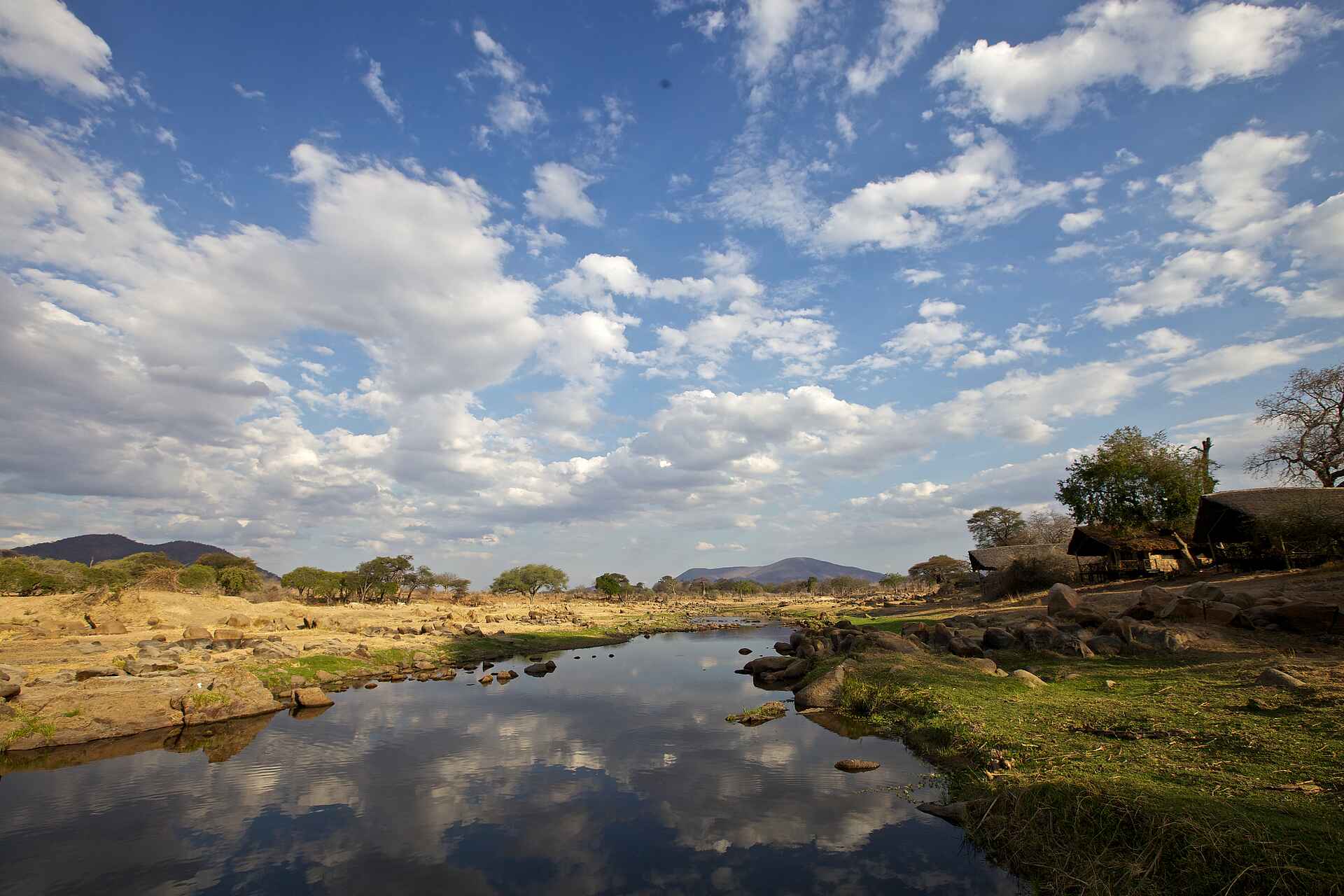 Foxes Safari Camps, Great Ruaha River, Ruaha National Park, Ruaha River Lodge, Himmel, Landschaft, Ruaha River, Afrikarma, Afrikarma Safaris, Afrikarma Safaris - Wildnis. Hautnah., Bar, Lounge, Sessel
