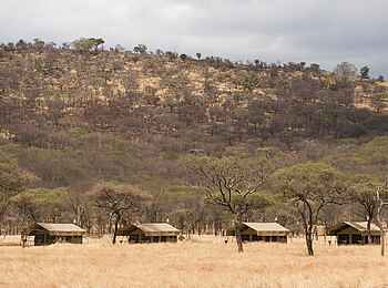 Serengeti Kati Kati Tented Camp: Hügel hinter dem Camp Serengeti Kati Kati Tented Camp: Hügel hinter dem Camp