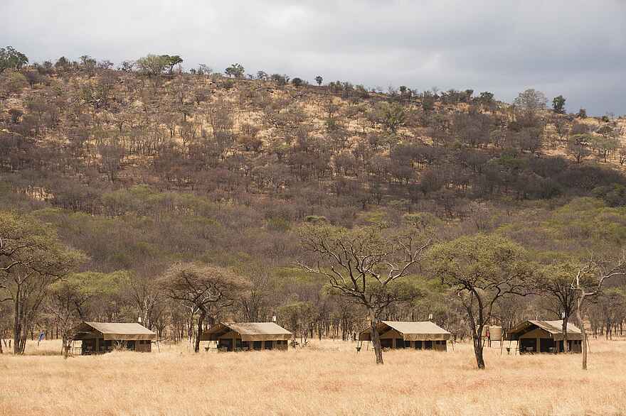 Serengeti Kati Kati Tented Camp: Hügel hinter dem Camp Serengeti Kati Kati Tented Camp: Hügel hinter dem Camp
