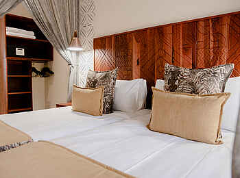 Shongwe Oasis Lodge: Deluxe Double Room Bett