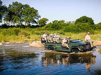 Singita Boulders Lodge: Pirschfahrt durchs Wasser