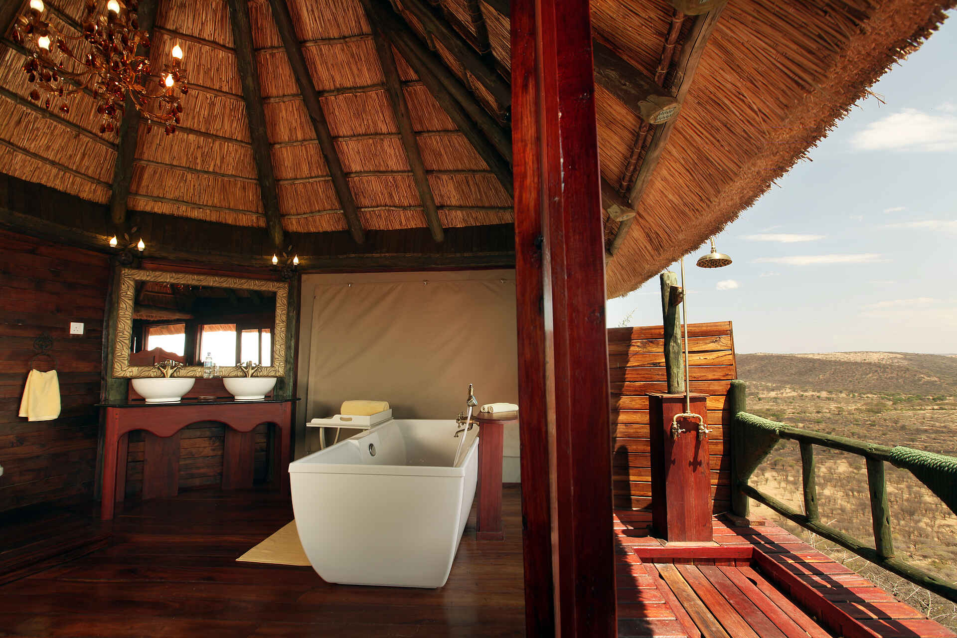 Mbali Mbali Lodges, Serengeti, Soroi Serengeti Lodge, Gästebad, Außendusche, Badewanne, Blick, Veranda, Afrikarma, Afrikarma Safaris, Afrikarma Safaris - Wildnis. Hautnah., Afrikarma.de