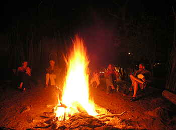 Taita Falcon Lodge: Lagerfeuer Taita Falcon Lodge: Lagerfeuer