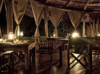 Tarangire River Camp: Essbereich für das Dinner Tarangire River Camp: Essbereich für das Dinner