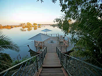 Thorntree River Lodge: Schwimmender Feuerplatz Thorntree River Lodge: Schwimmender Feuerplatz