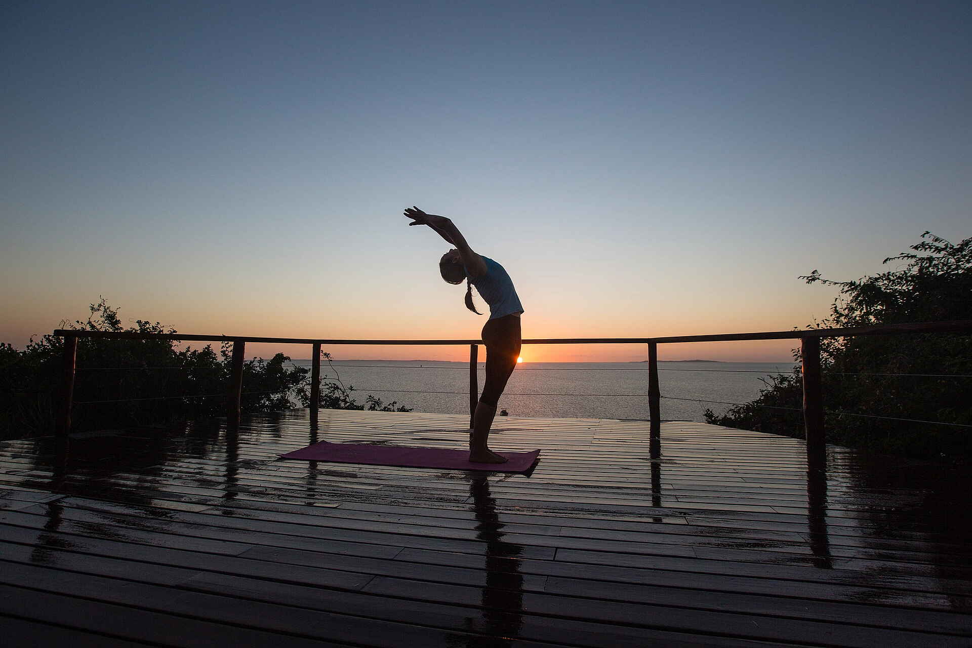 Bahia Mar Boutique Hotel: Gymnastik bei Sonnenaufgang Bahia Mar Boutique Hotel, Bazaruto-Archipel, Dugong, Vilanculos, Walhai, Fitness, Gymnastik, Sonnenaufgang, Spa, Treatment, Wellness, Yoga, Afrikarma, Afrikarma Safaris, Afrikarma Safaris - Wildnis. Hautnah., Afrikarma.de