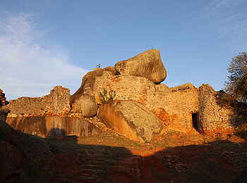 Great Zimbabwe: Felsen und Mauern Great Zimbabwe: Felsen und Mauern