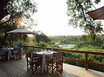 Londolozi Varty Camp: Terrasse mit Flussblick