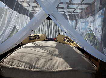 Selinda Explorers Camp: Bett mit Moskitonetz Selinda Explorers Camp: Bett mit Moskitonetz