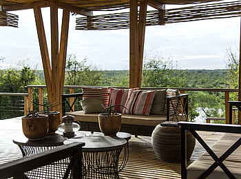 Simbavati Hilltop Lodge: Offene Lounge mit Blick auf den Fluss