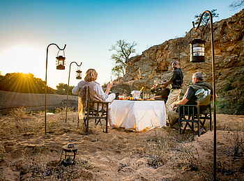 Simbavati River Lodge: Gemütliches Dinner bei Sonnenuntergang