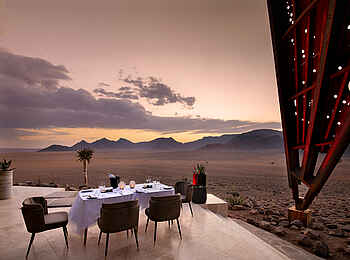 andBeyond Sossusvlei Desert Lodge: Dinner auf der Terrasse andBeyond Sossusvlei Desert Lodge: Dinner auf der Terrasse