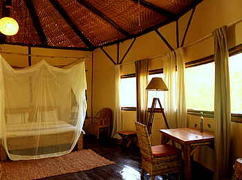 Enjojo Lodge: Schreibtisch und Doppelbett