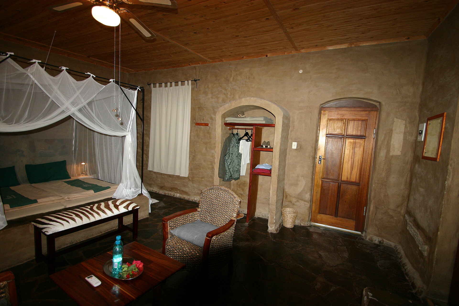 Fort Sesfontein: Der gemauerte Wandschrank in einem Gästezimmer Doppelbett, Gästeunterkunft, Gästezimmer, Himmelbett, Sessel, Wandschrank, Zimmer, Damaraland, Fort Sesfontein, Kaokoveld, Namibia, Hoanib, Trockenfluss, Afrikarma, Afrikarma Safaris, Afrikarma Safaris – Wildnis. Hautnah., afrikarma.de