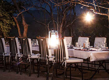 Kwihala Camp: Tafel im Freien