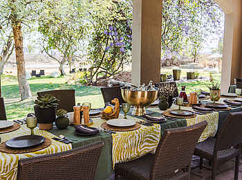 Last Word Madikwe Lodge: Dining outside