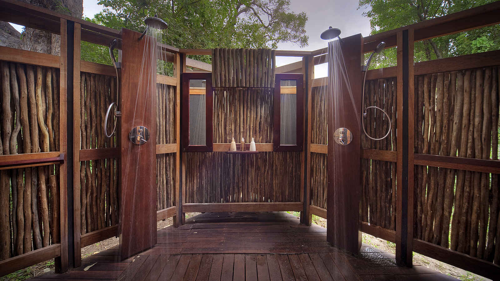 Lebala Camp: Doppleaußendusche Lebala Camp: Doppleaußendusche