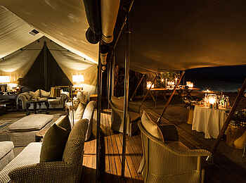 Little Machaba Camp: Blick in die zentrale Lounge und den Außenbereich