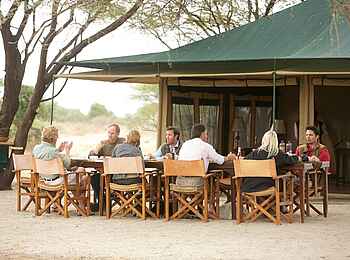 Manyara Ranch: Lunch vor dem Hauptzelt Manyara Ranch: Lunch vor dem Hauptzelt