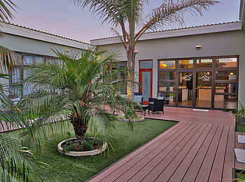 Namib Guesthouse: Begrünter Innenhof Namib Guesthouse: Begrünter Innenhof