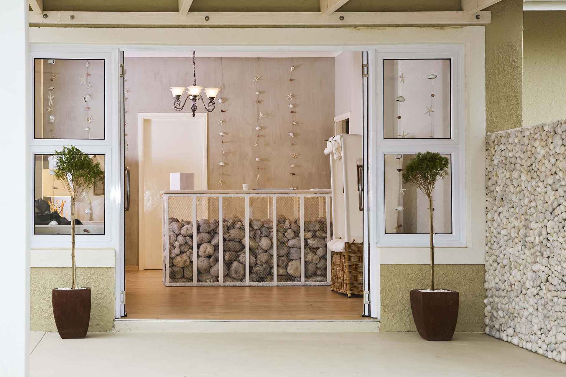 Familie Borg, Gästehaus, Swakopmund, Swakopmund Guesthouse, Übernachtung Frühstück, Dekoration, Kieselsteine, Rezeption, Afrikarma, Afrikarma Safaris, Afrikarma Safaris - Wildnis Hautnah, Afrikarma.de