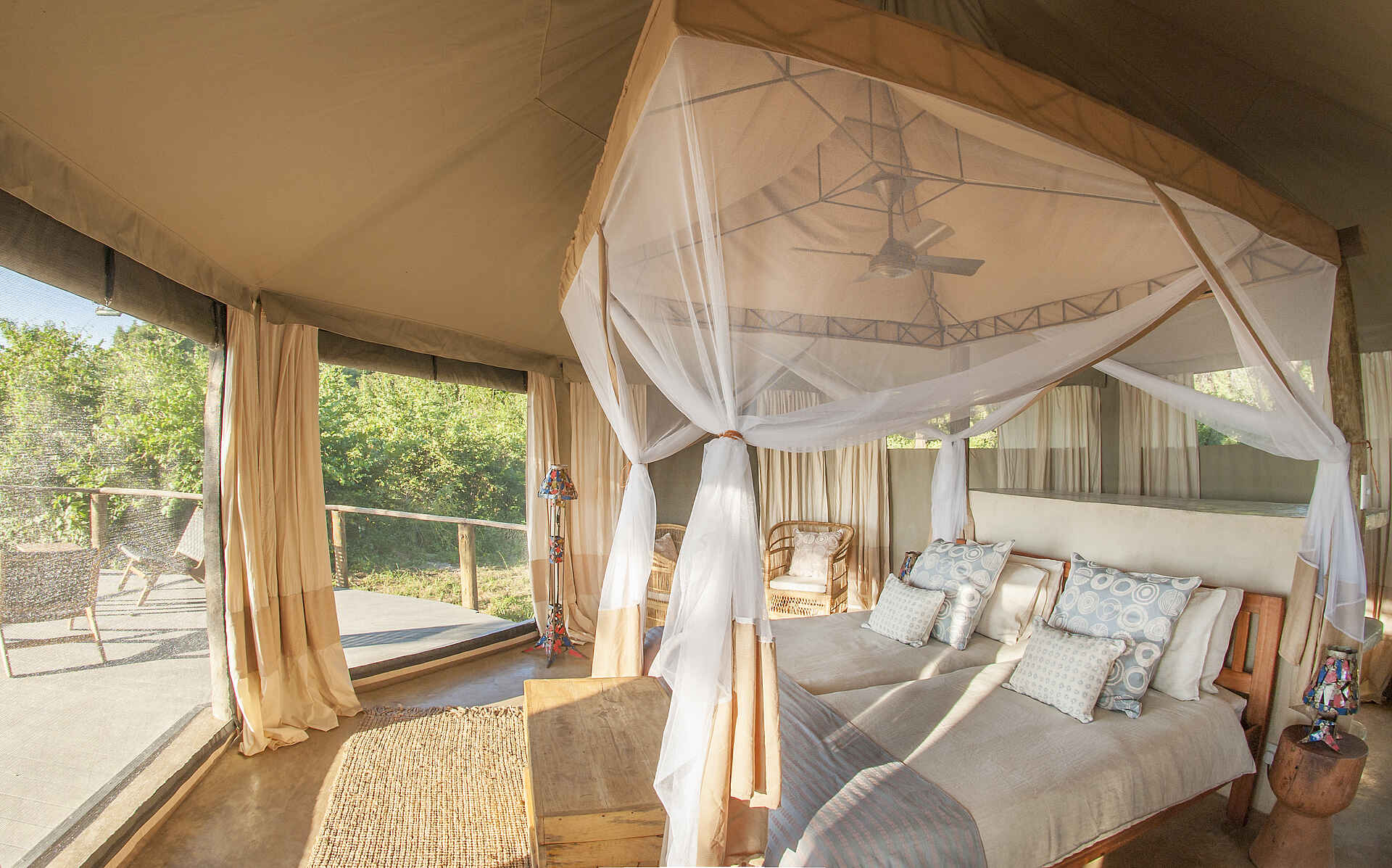 Kafunta Safaris, Kapamba River, Luangwa River, Lusangazi River, Sambia, South Luangwa, Three Rivers Camp, Doppelbett, Große Fenster, Himmelbett, Private Terrasse, Vorhänge, Afrikarma, Afrikarma Safaris, Afrikarma Safaris – Wildnis. Hautnah., afrikarma.de, South Luangwa National Park