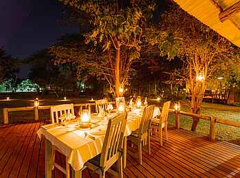Tlouwana Camp: Dinner auf der Terrasse Tlouwana Camp: Dinner auf der Terrasse