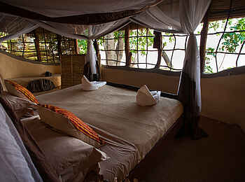 Tsika Island Canoeing Camp: Blick durch Holzgitter Tsika Island Canoeing Camp: Blick durch Holzgitter