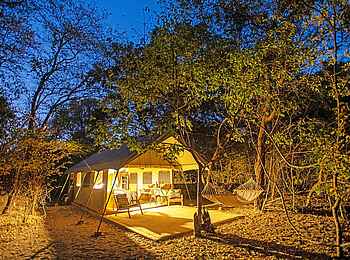 Tsowa Safari Island Lodge: Blick auf ein River View Zelt