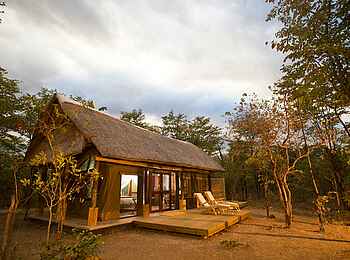 Zungulila Bushcamp: Gästechalet mit privatem Deck Zungulila Bushcamp: Gästechalet mit privatem Deck