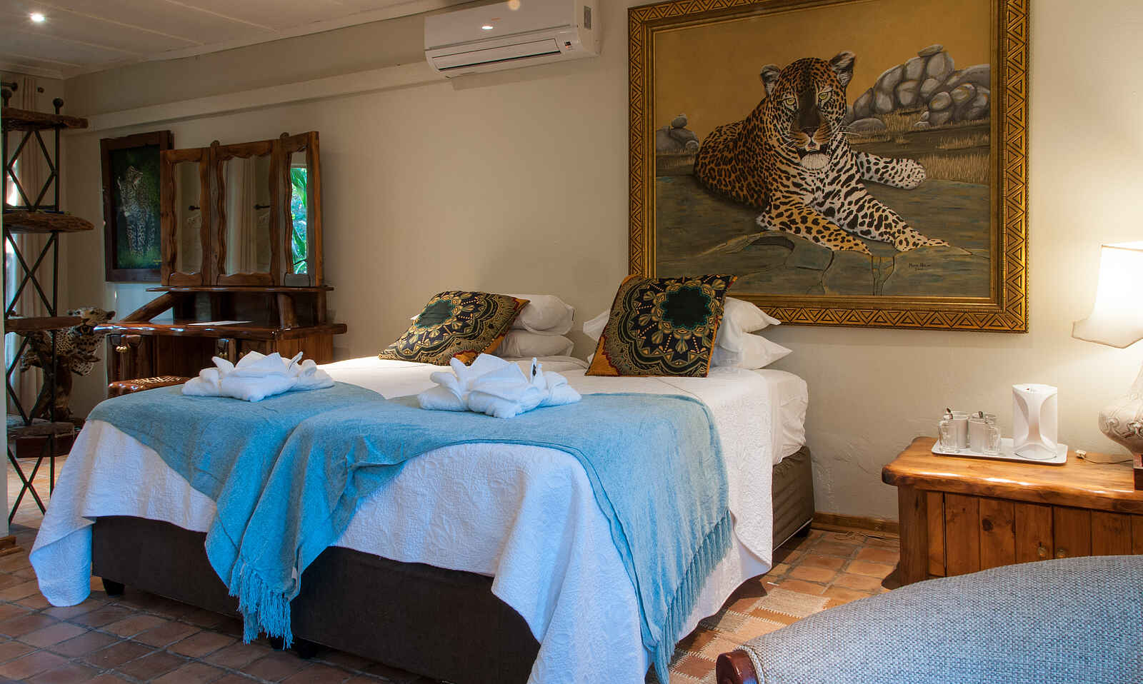 Bayete Guest Lodge: Afrikanisches Dekor im Schlafzimmer Bayete Guest Lodge: Afrikanisches Dekor im Schlafzimmer