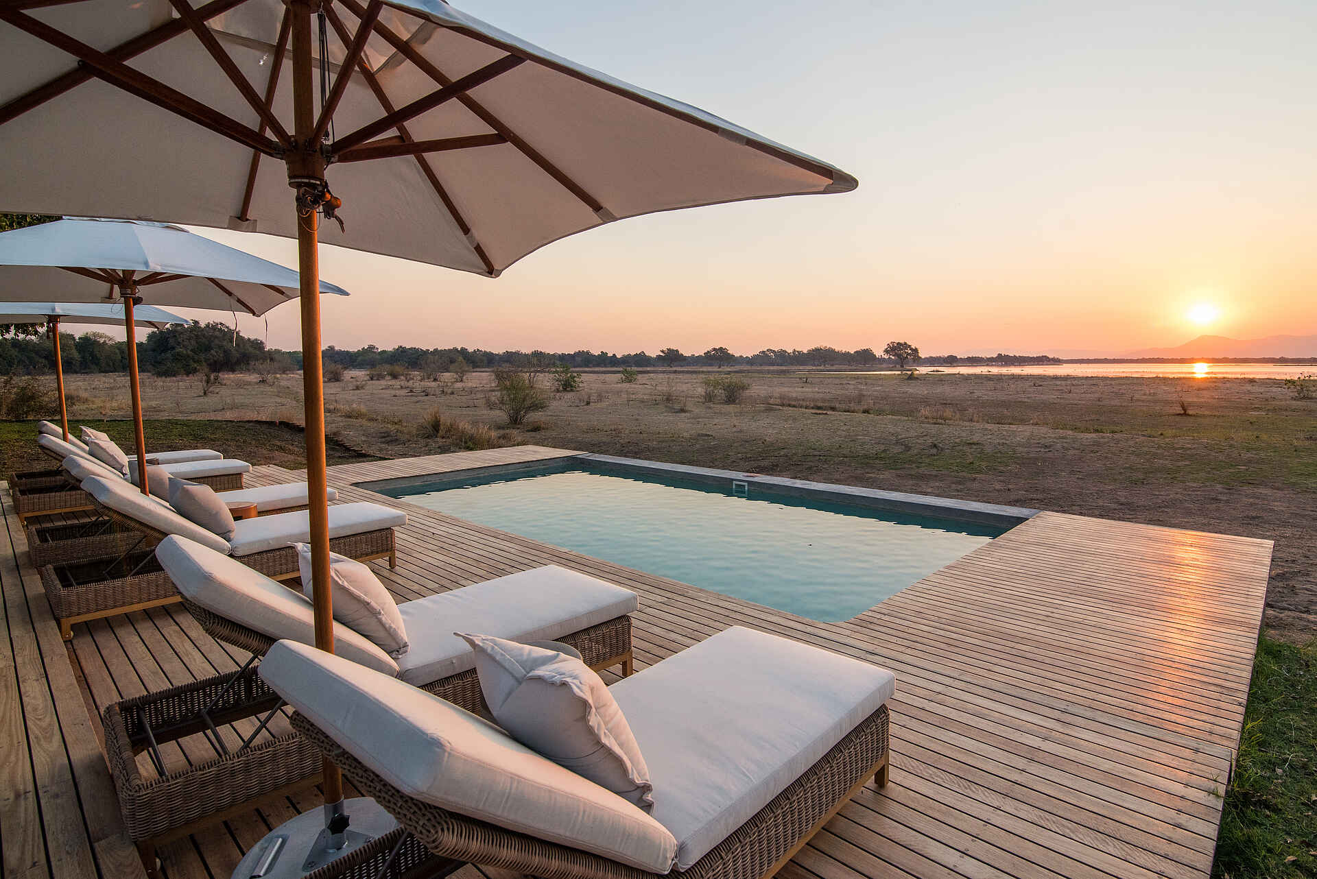 chikwenya, mana pools, Chikwenya Camp, Lower Zambezi, Mana Pools National Park, Sapi River, Sapi Safari Area, Wilderness Safaris, zambezi river, Liegestuhl, Sonnenschirm, Swimming Pool, Afrikarma, Afrikarma Safaris, Afrikarma Safaris. Wildnis. Hautnah., Afrikarma.de